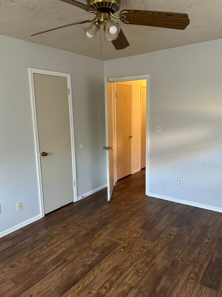 Master bedroom - 1317 Lakecrest Dr