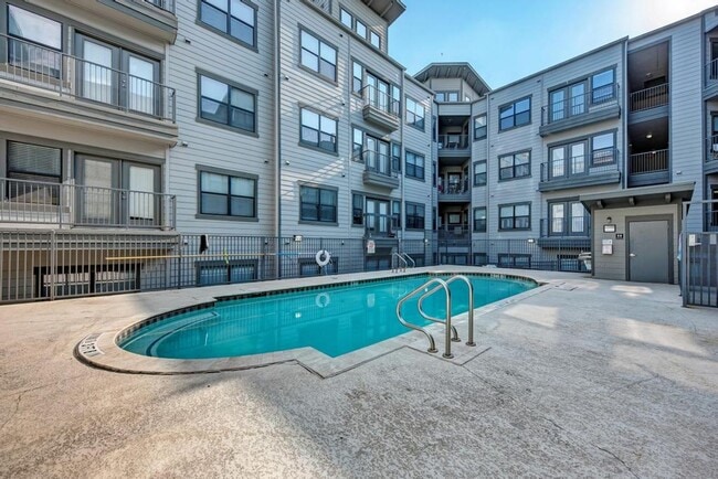 Building Photo - 4 Bedroom Condo In the UT Campus Area