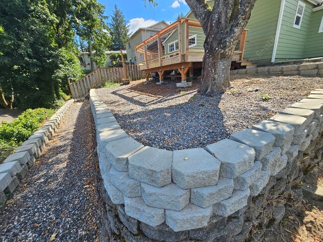 Building Photo - 408 SE Kibling St