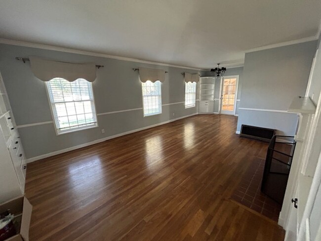 Building Photo - Move in SPECIAL $500.00 off first months rent