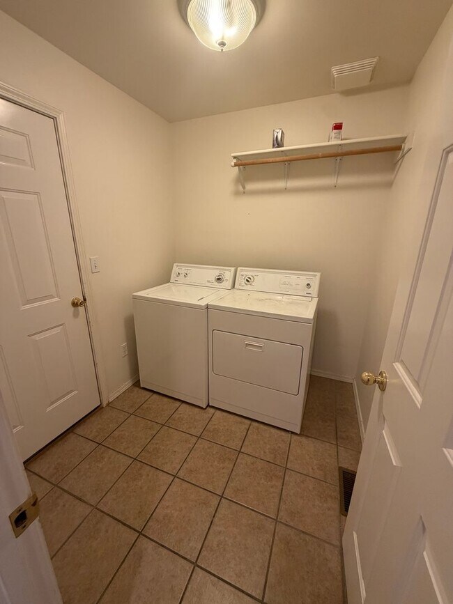 Building Photo - Large Duplex, Pelican Pointe Area