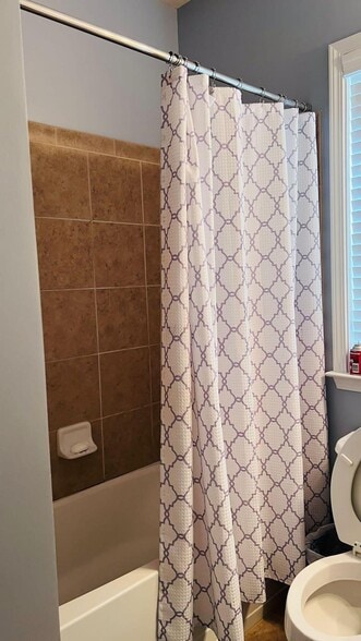 Building Photo - 725 Earlham Dr