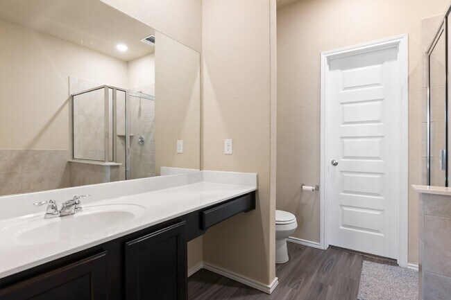 Building Photo - "Spacious 4-Bed Oasis with Granite Counter...
