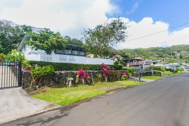 Building Photo - Lulani Ocean (Kaneohe) Single family home: 3-bed, 2 full bath now available for rent ! (Pet frien...