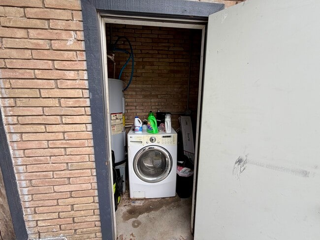 Building Photo - 900 Sycamore Ave