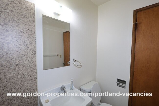 Building Photo - NE 65th Ave - North Tabor single level 1 bedroom apartment