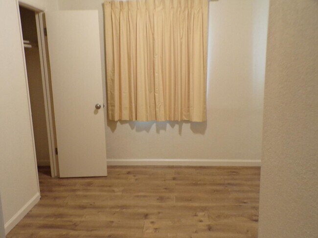 Building Photo - 6939 E Kings Canyon Rd