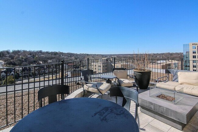 Building Photo - {803 #604} Churchill Condo Located on the County Club Plaza + In-Unit W/D + Parking Included