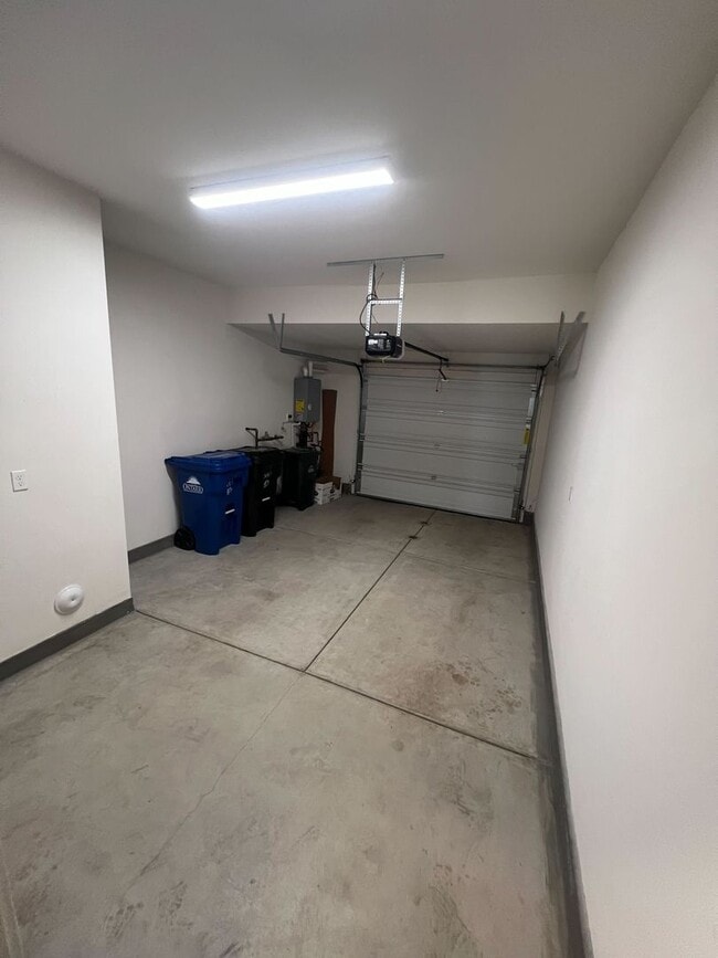 Building Photo - Move-In Special! 2 Weeks Free Rent – Moder...