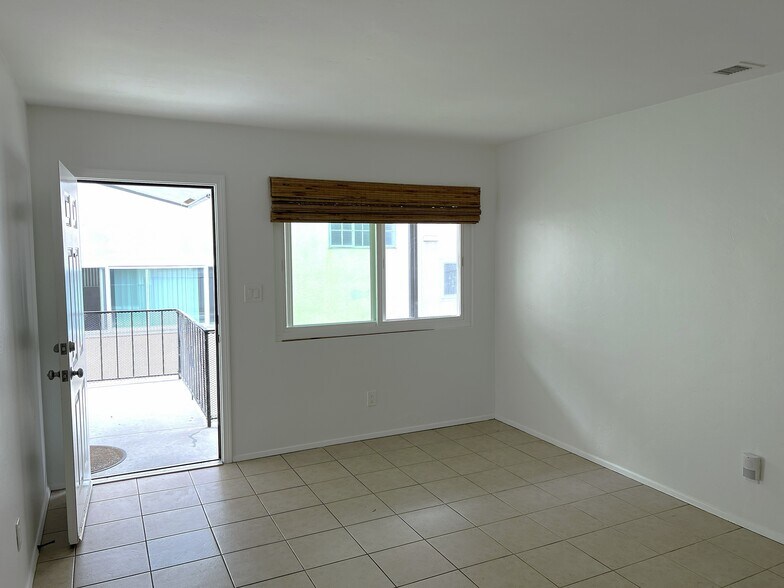 Building Photo - 4463 Mentone St