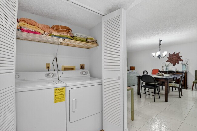 Building Photo - 5560 Fairway Park Dr