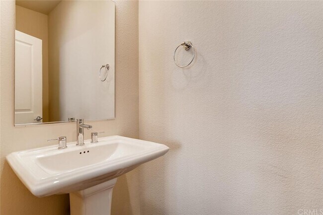 Building Photo - Stunning Tri Level Home in Great Park Community