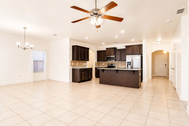 Building Photo - Highly desired 4/2.5 Gulf Breeze Home with hot tub!