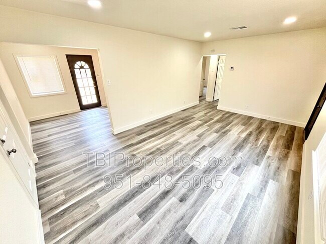 Building Photo - 4667 N Mayfield Ave