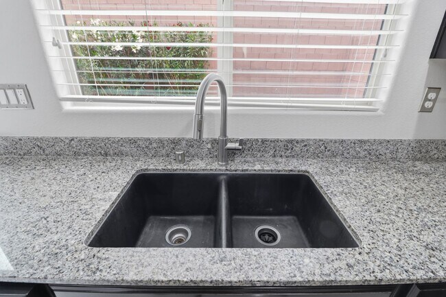 Building Photo - SW!!! Casita!!!! Single Story!!! 4 Bedrooms!!! Gated!!! End or Cut De Sac!!! Community green area...