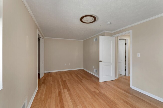 Building Photo - 32 Suffolk Ct