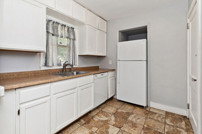 Building Photo - GREAT BACKYARD!! 3 Bed, 1 Bath Home in Des Moines