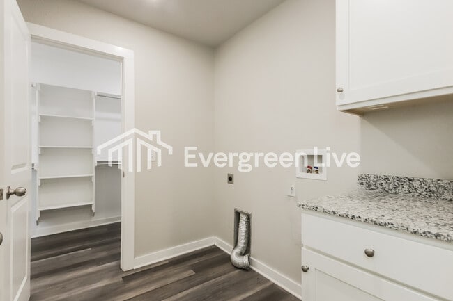 Building Photo - 428 N Wyandotte St