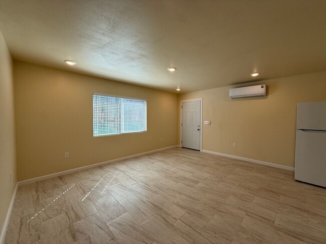 Building Photo - M12150