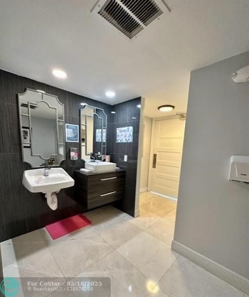 Building Photo - 1150 Hillsboro Mile