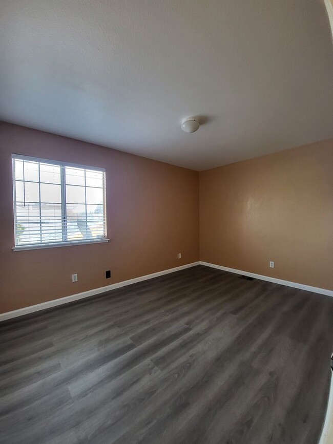 Building Photo - Beautiful home well maintained 4 Bedroom 3...