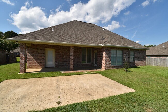 Building Photo - Spacious 3 Bedroom, 2 Bath Home
