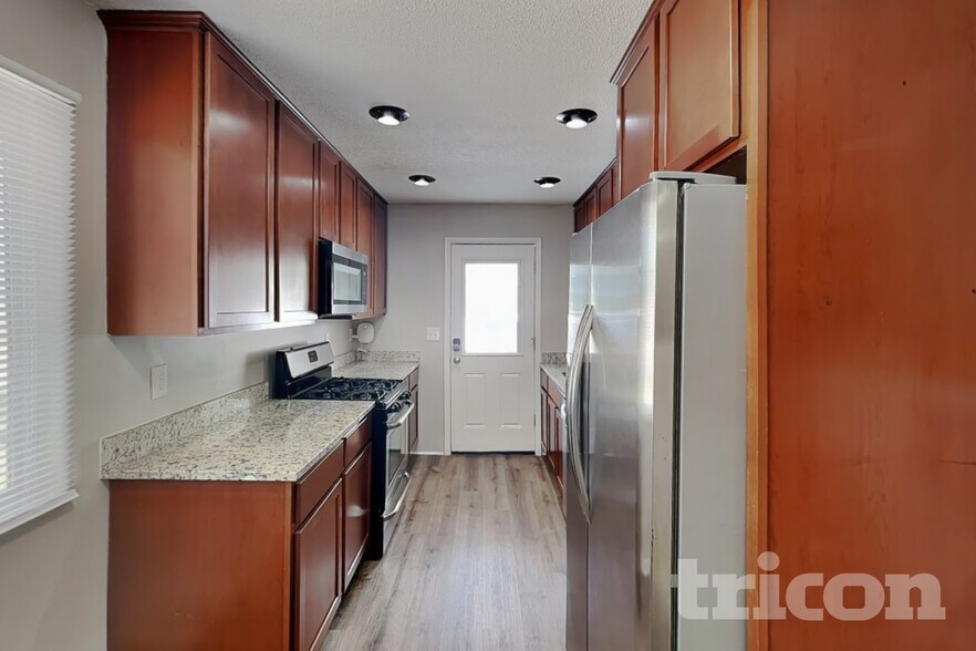 Building Photo - 1572 Pullman Ave