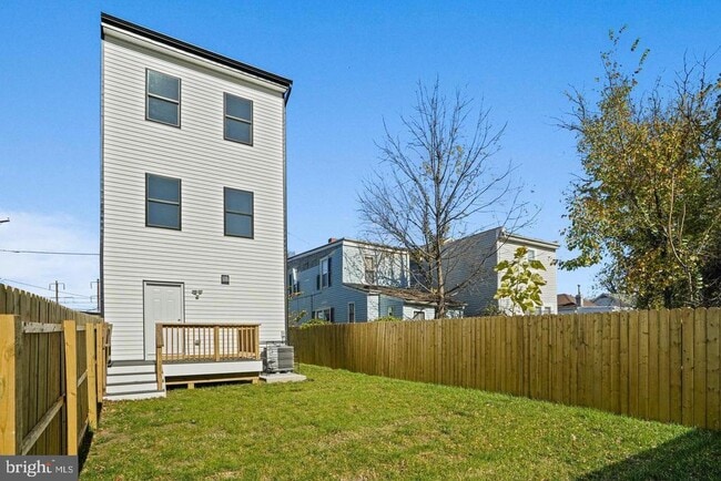 Building Photo - 4421 Kane Pl NE