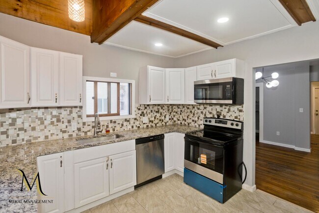 Building Photo - Single Family Home just minutes away from E. Longmeadow!