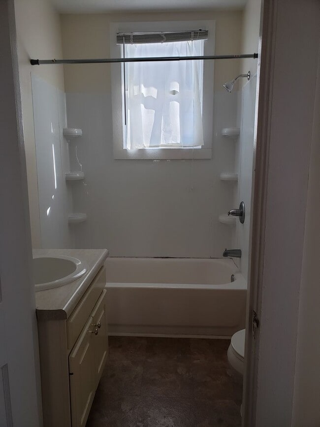 Building Photo - 3 Bedroom Townhouse near Downtown