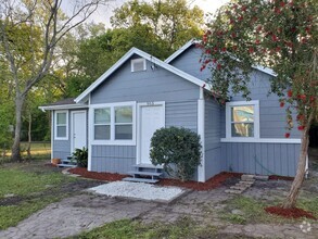 Building Photo - Fully Renovated 3/1 Single Family Ready to...