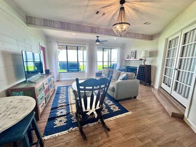 Building Photo - Beautiful 3B/3.5B Waterfront Fully Furnish...