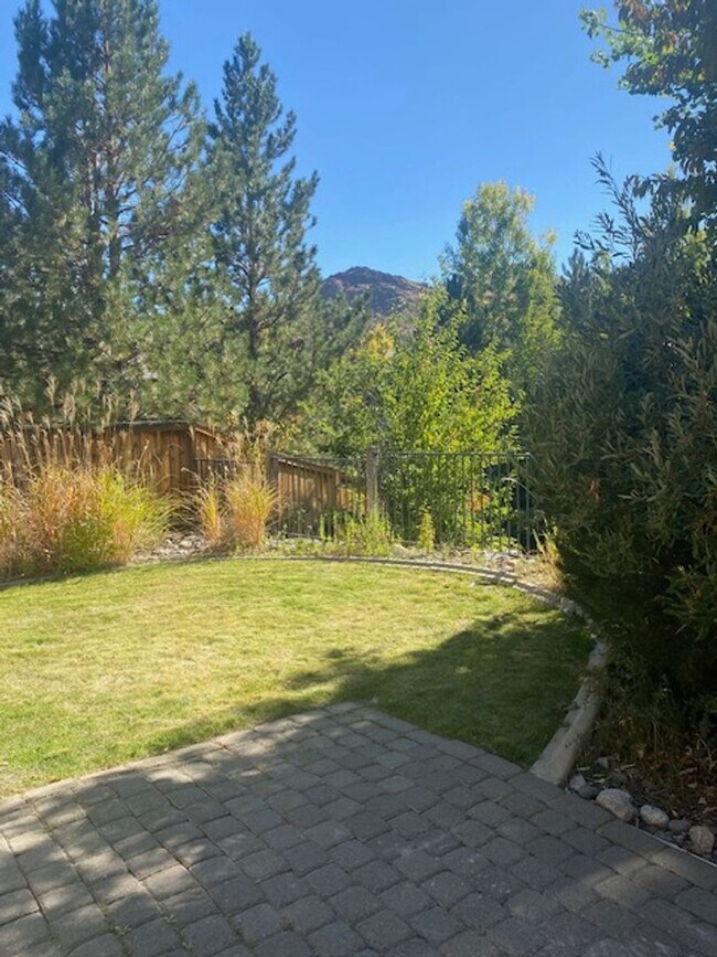 Building Photo - Sweet, perfect 10 located in Caughlin Ranc...