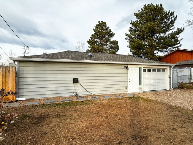 Building Photo - 1611 Carr St