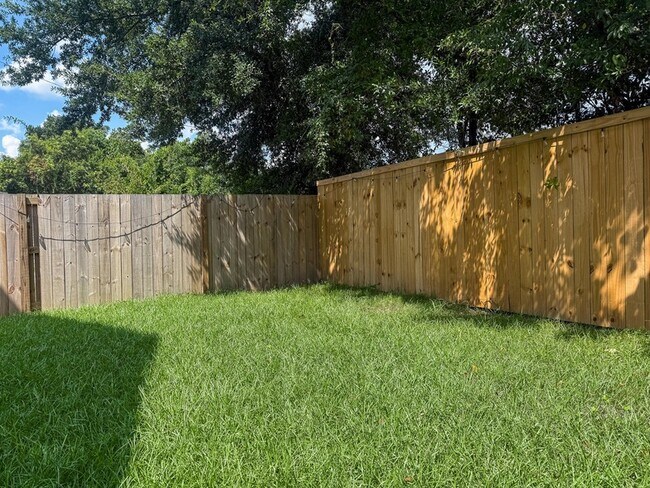 Building Photo - 2042 Delaware Ave