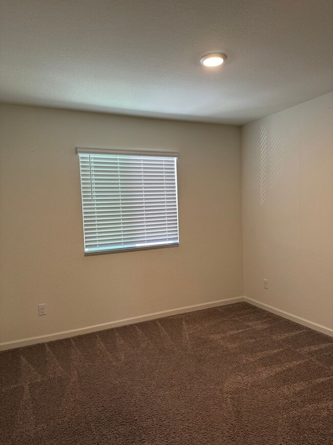 Building Photo - Beautiful 4 bed 2.5 bath in Sacramento!