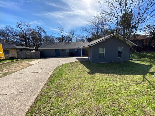 Primary Photo - 6113 Manor Rd