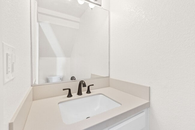 Building Photo - Bright 2 Bedroom 1.5 Bath Condo with Priva...