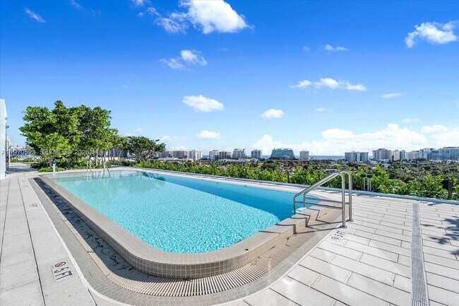 Building Photo - 9201 E Bay Harbor Dr