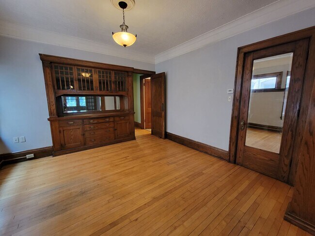 Building Photo - Lovely 2Br / 1Ba South Uptown Condo w/ Hardwood Floors, Sunroom, Fenced Backyard!