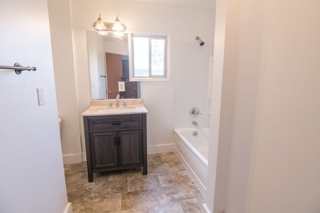 Building Photo - 3 bedroom 1 bathroom house close to Hendricks Park!