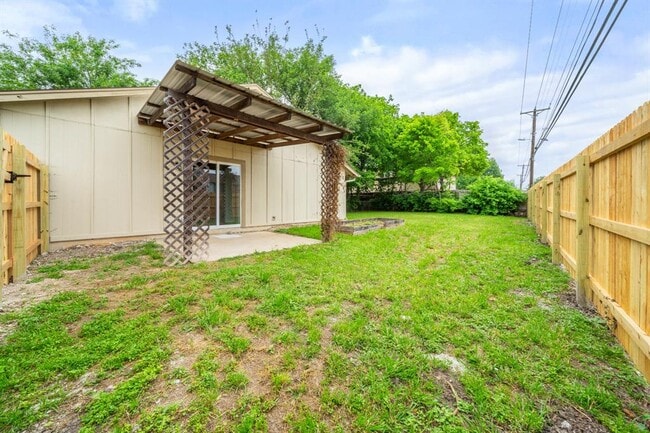 Building Photo - 100 Meteor Dr