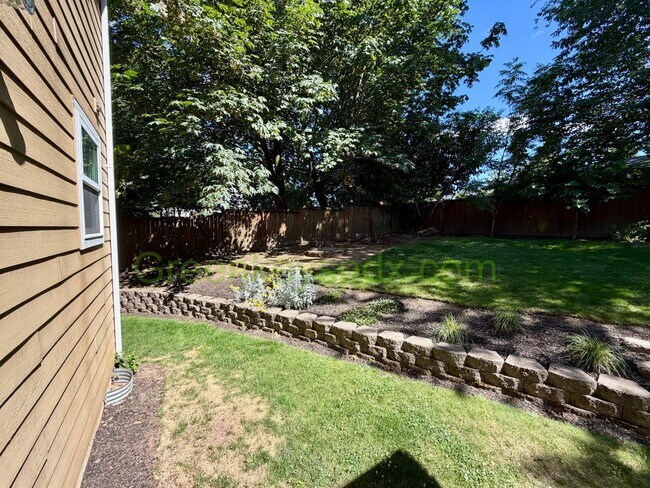 Building Photo - Gorgeous House in Upscale Neighborhood in Tigard, 5 Bedrooms plus Den/Office, 3.5 Bathrooms, Larg...
