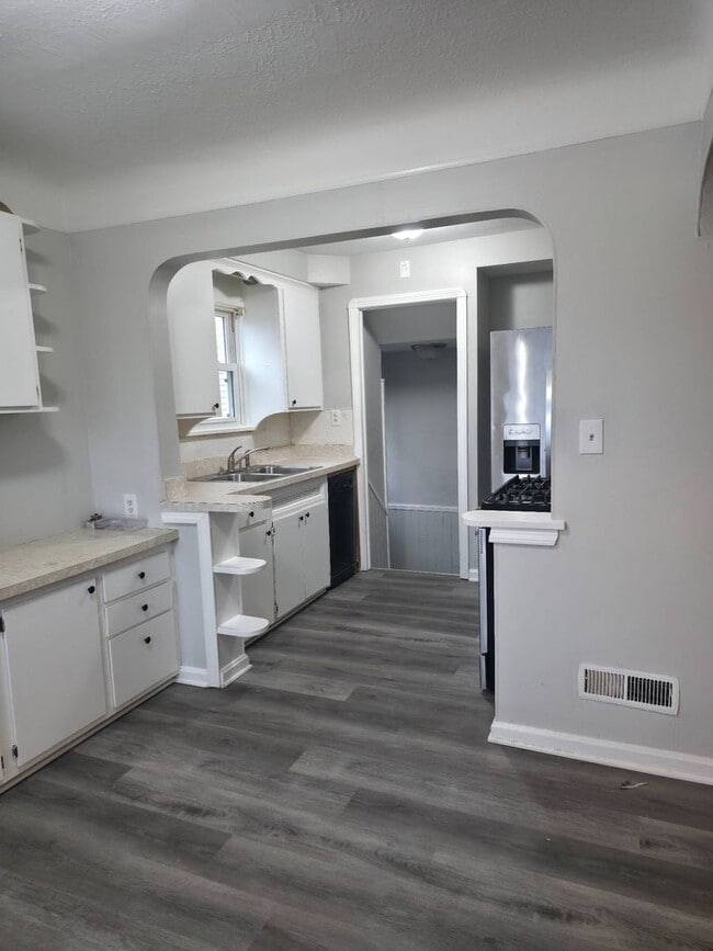 Building Photo - Newly Renovated Show Road Single Family