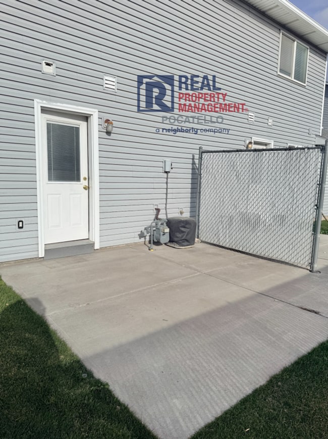 Building Photo - 3 Bedroom 1.5 Bath duplex - 1 car garage