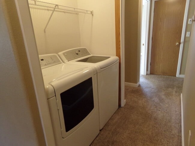 Building Photo - Three Bedroom on quiet cul-de-sac!