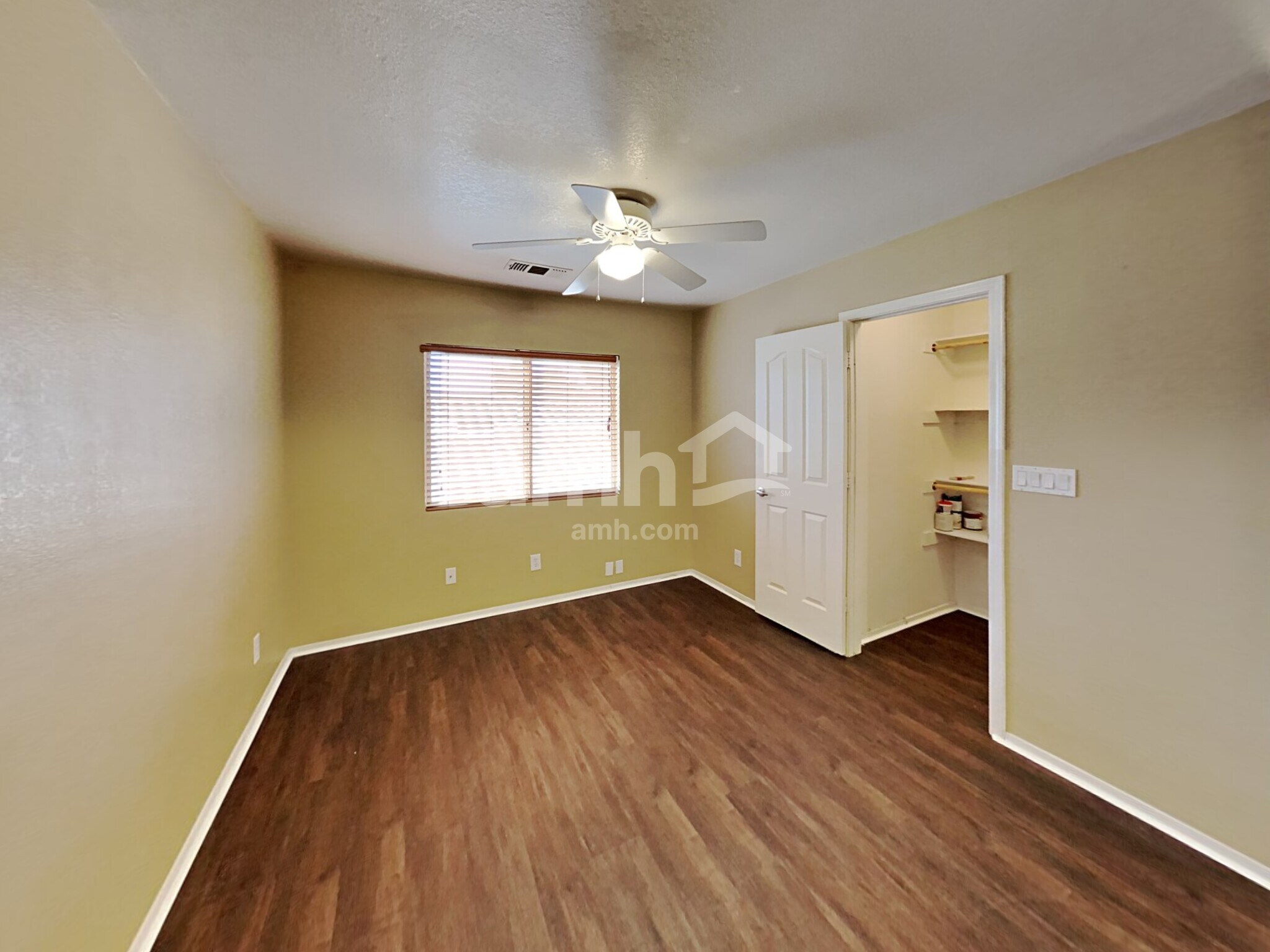 Building Photo - 907 N Albert Dr