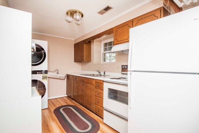 Building Photo - Halls 37938 - 4 bedroom, bath home with 4 garage spaces - Call Susan Niedergeses 865-300-4722