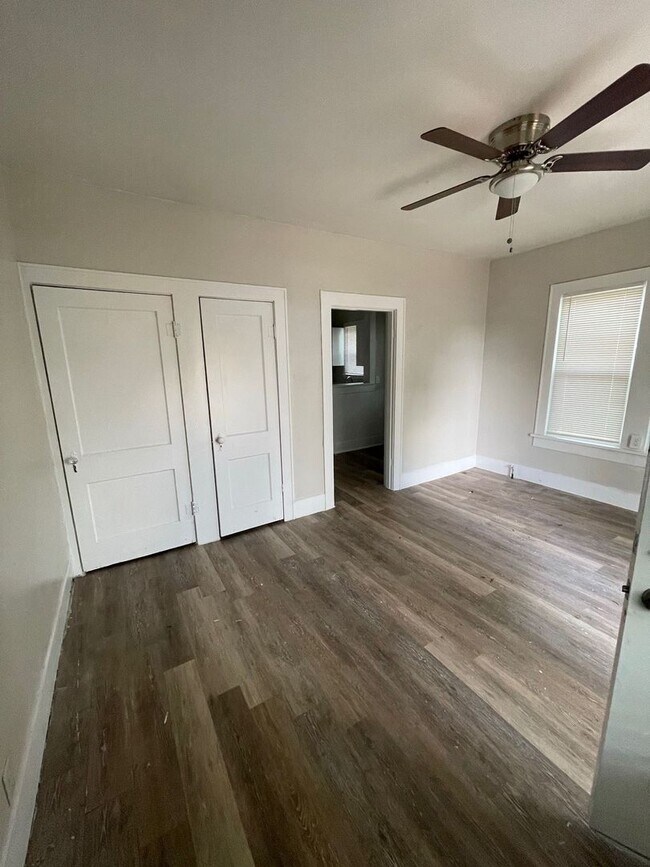 Building Photo - D&amp;G Ventures LLC-516/518 S. Nueces