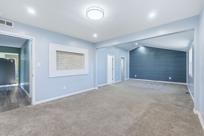 Building Photo - Updated 3BR Home with Fenced Yard & Garage